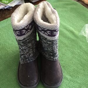 NIB Women’s MukLuks size 6